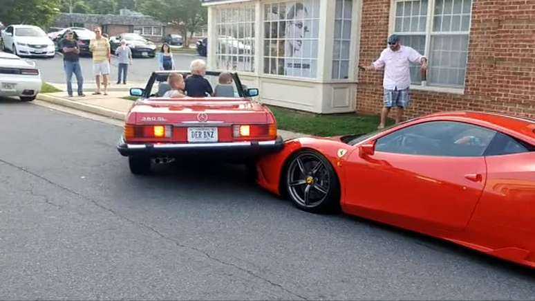 Motorista subiu em uma Ferrari de R$ 920 mil ao dar ré.