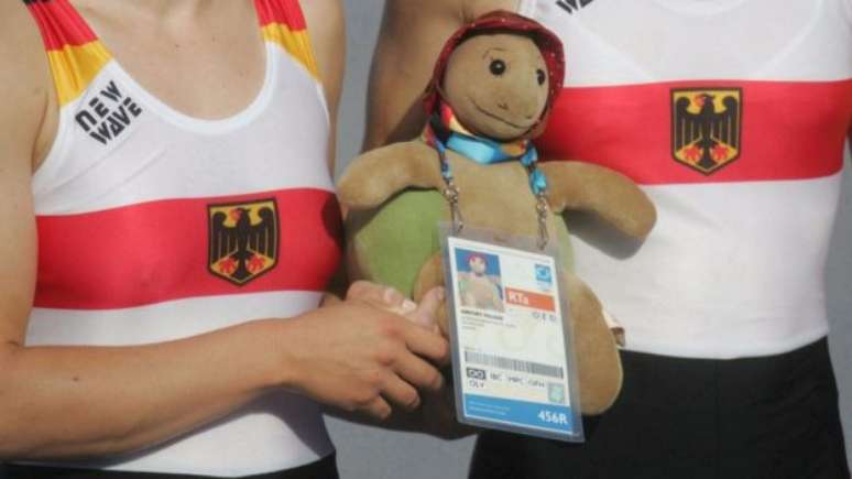 Nos Jogos de Atenas, bicho de pel&uacute;cia ganhou at&eacute; "credencial" de remadoras alem&atilde;s 