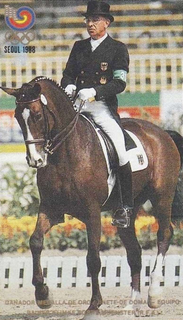 Reiner Klimke (Alemanha), disputou os Jogos de 1960, 1964, 1968, 1976, 1984 e 1988. Totaliza 8 medalhas – seis de ouro e duas de bronze