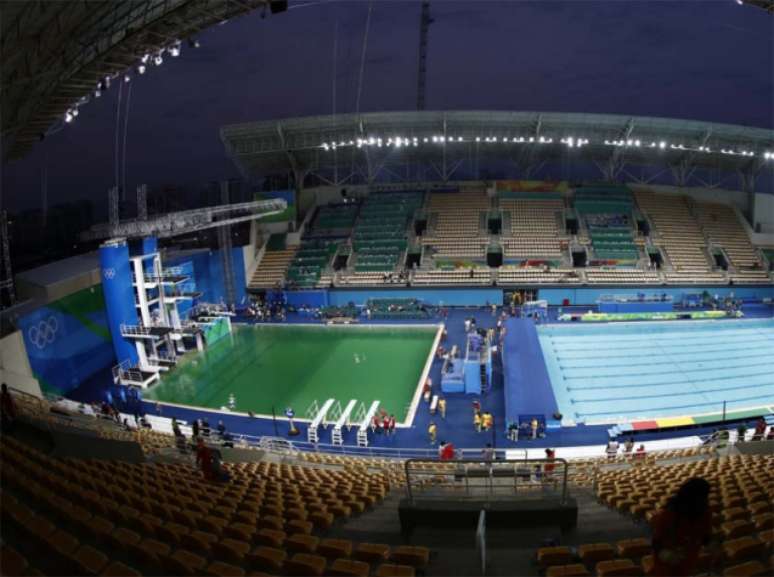 Água da piscina onde ocorrem as provas de saltos, no Parque Maria Lenk, ficou verde na última terça(Foto:AFP)