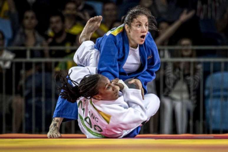 Maria Portela, de azul, foi derrotada nas oitavas de final (Foto: Marcio Rodrigues/MPIX/CBJ)