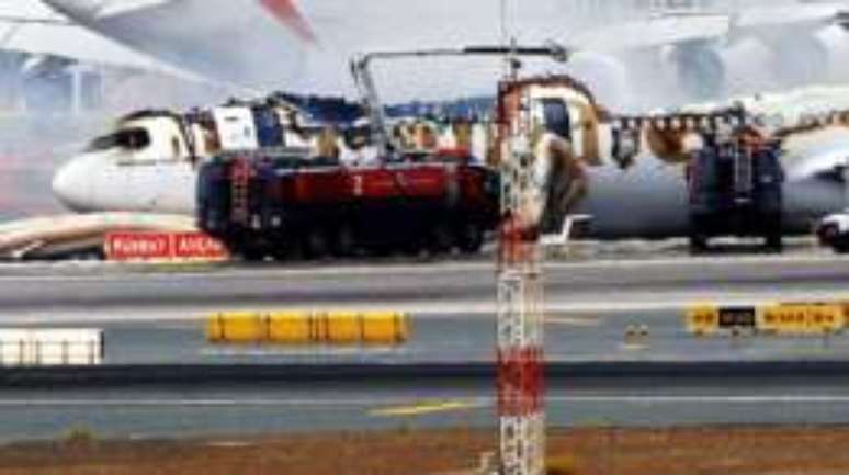 Especialistas dizem ter sido um milagre que nenhum dos passageiros do avião da Emirates tenha morrido