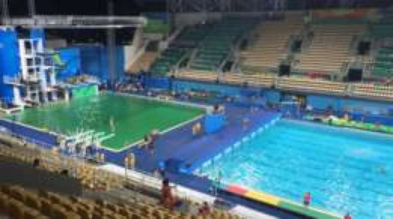 Cor da piscina que sediou prova de salto sincronizado feminino contrastava com a da vizinha, que servia de palco para o polo aquático