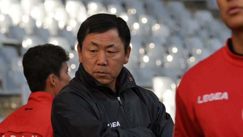 O técnico norte-coreano Kim Jong-Hun, da seleção masculina de futebol, foi afastado do time após resultado ruim e enviado para trabalhar na construção civil