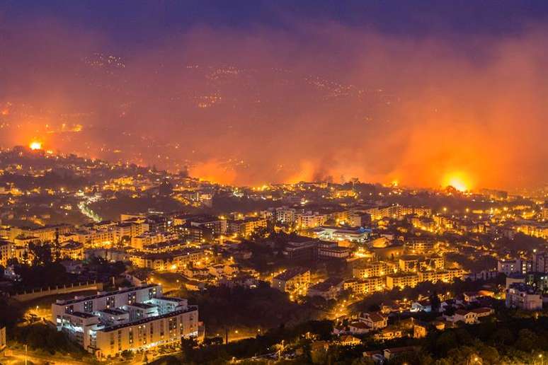 Vista geral de incêndio em Funchal, na ilha da Madeira