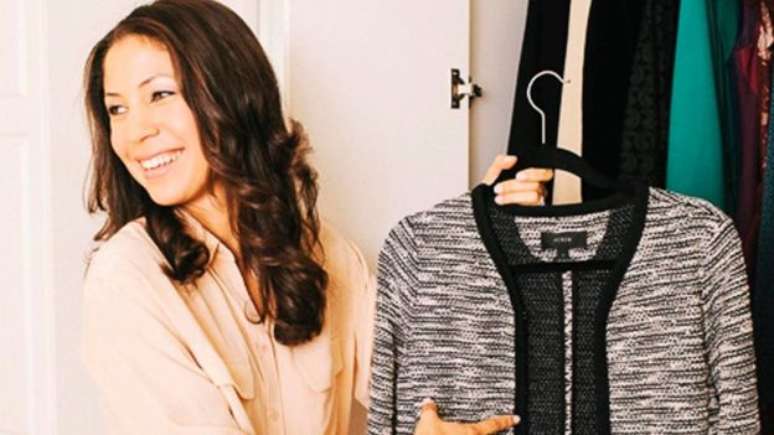Jennifer Scott possui apenas dez pe&ccedil;as de roupa b&aacute;sicas e as combina com acess&oacute;rio