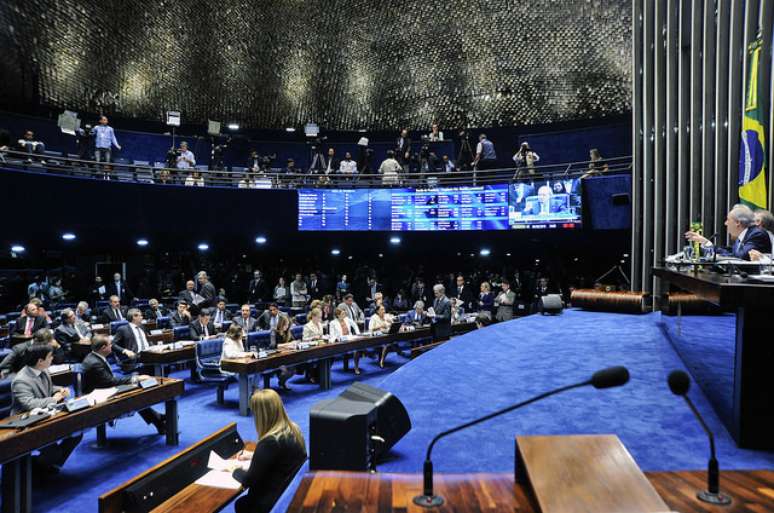 Sessão no Senado que decidiu dar continuidade ao processo contra Dilma