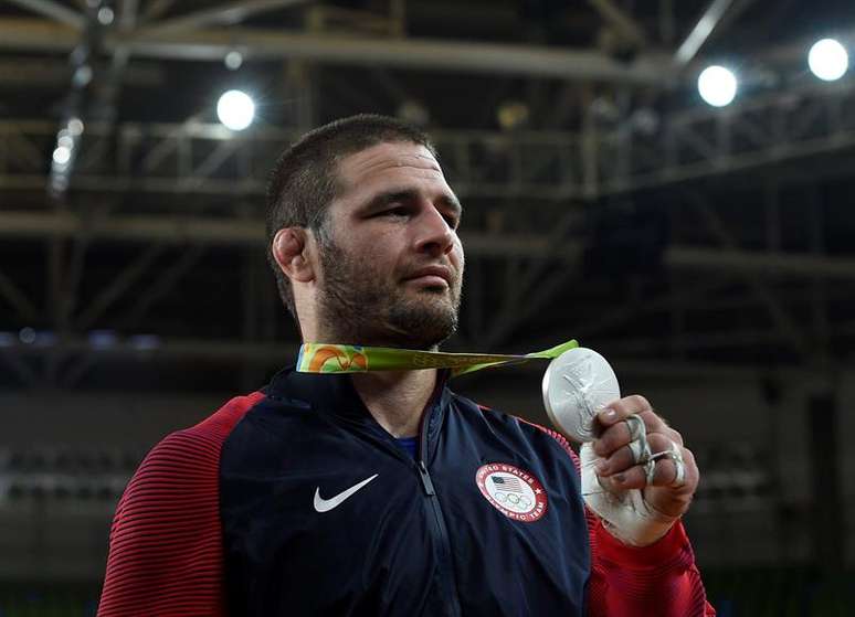 O judoca Travis Stevens, dos Estados Unidos, exibe sua medalha de prata