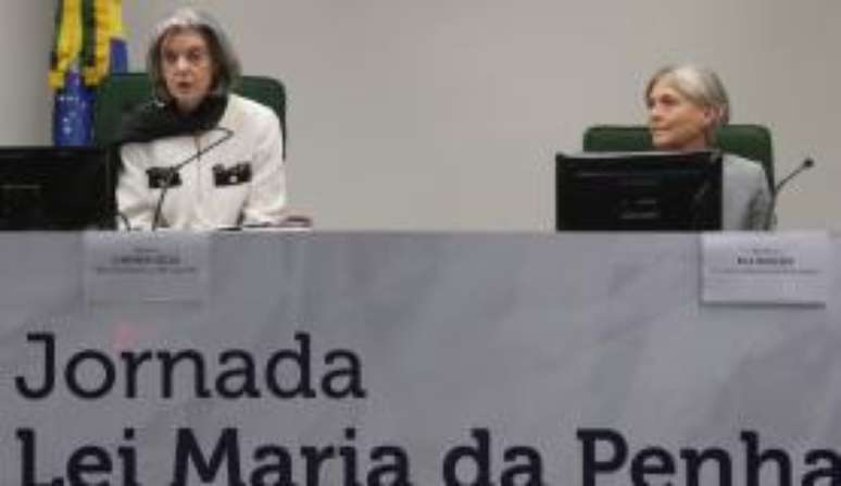 A vice-presidente do Supremo Tribunal Federal, Cármen Lúcia, e a vice-procuradora geral da República Ela Wiecko debatem os dez anos da Lei Maria da Penha 