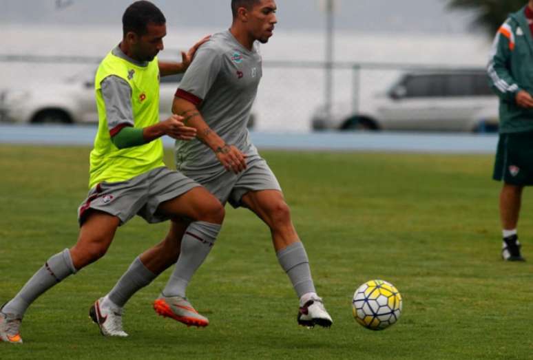 Douglas, sem colete, disputa bola com o experiente Pierre (Foto: Nelson Perez/Fluminense FC)