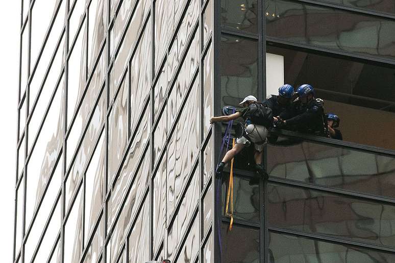 Homem de 20 anos escala fachada de vidro do prédio de 200 metros com ajuda de ventosas
