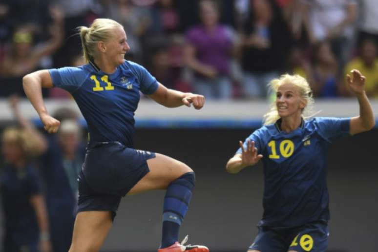 Suecas comemoram classificação para as semifinais após eliminar favoritas americanas (Foto: AFP/EVARISTO SA)
