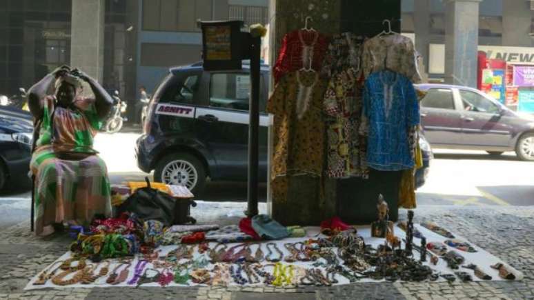 Amina sustenta sua fam&iacute;lia no Senegal com o dinheiro obtido no Rio