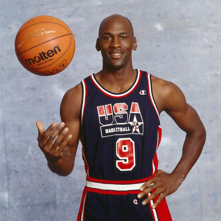 A meteórica e brilhante trajetória de Michael Jordan na NBA e no Dream Team das Olimpíadas é lembrada com saudosismo, mesmo após duas décadas de seu auge
