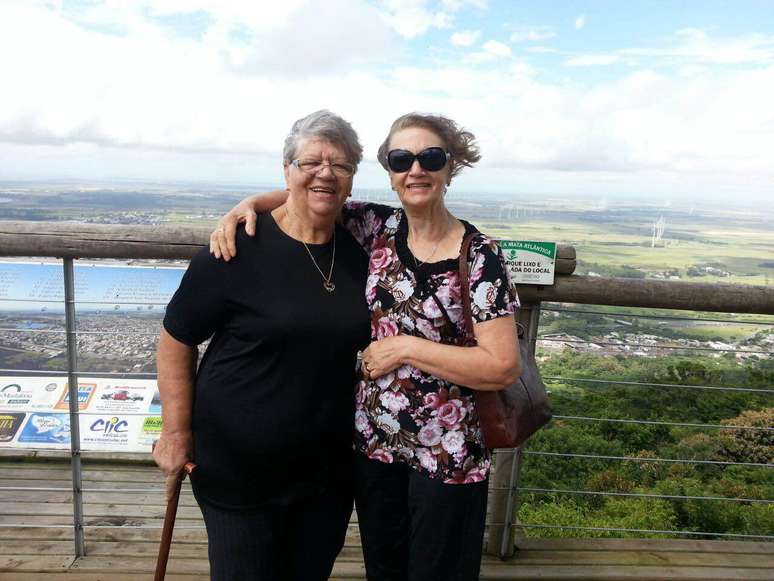 Em uma das suas inúmeras viagens, Nelcy contou com a companhia da sua irmã Osmilda Teixeira de Oliveira, 82 anos