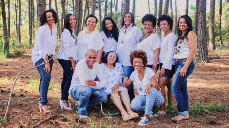 M&atilde;e da jornalista (sentada, ao centro), virou feirante para sustentar os filhos ap&oacute;s ficar vi&uacute;va