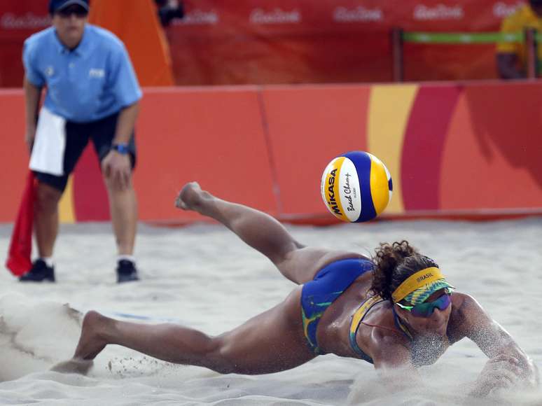Larissa, que faz dupla com Talita, faz uma defesa em partida da Rio 2016