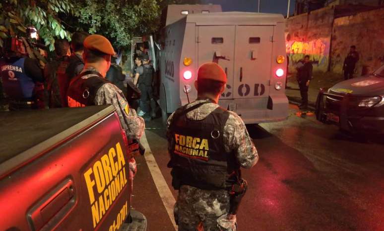 Soldados do Exército mantêm o controle do acesso à comunidade Vila do João, onde três militares da Força Nacional foram feridos anteontem (10) à tarde. 