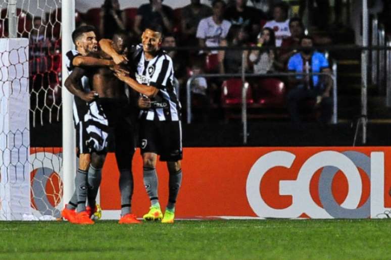 O atacante Sassá comemorou sem camisa o gol da vitória deste domingo (Maurício Rummens Agência Lancepress!)
