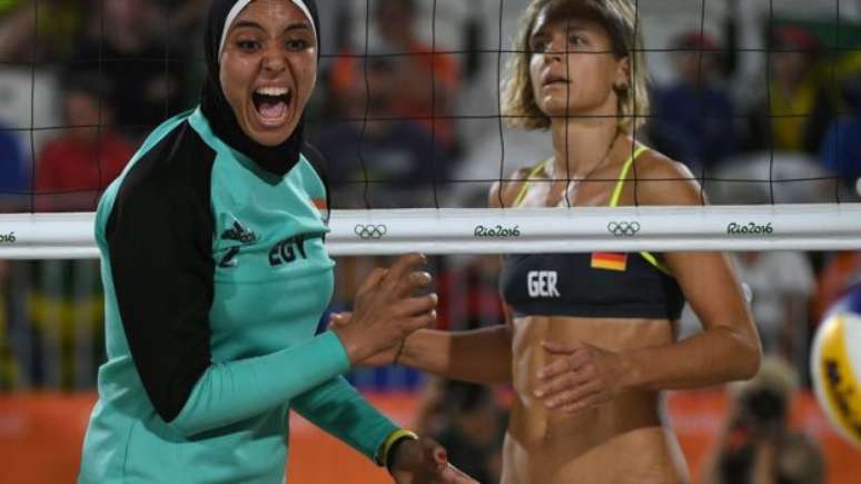 A dupla de v&ocirc;lei de praia feminina eg&iacute;pcia Doaa Elghobashy e Nada Meawad jogam com o corpo coberto. Elghobashy usou o hijab (v&eacute;u)