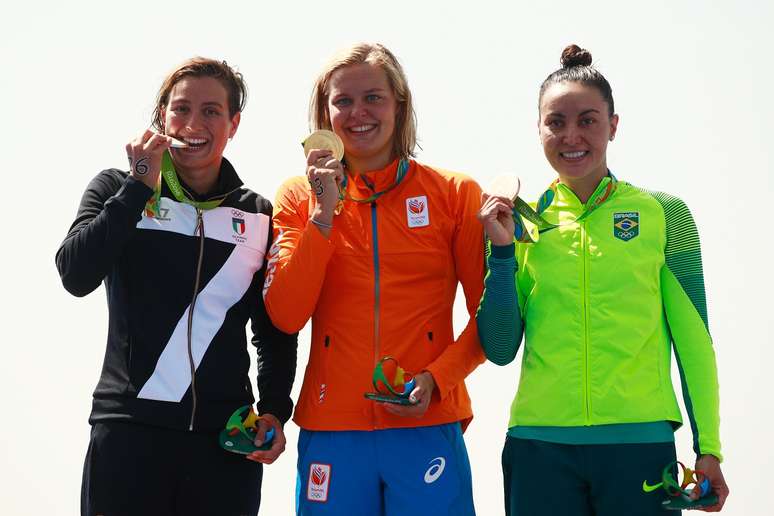 Poliana Okimoto (à direita) sobe no pódio para receber sua medalha de bronze pela 3ª colocação na maratona aquática