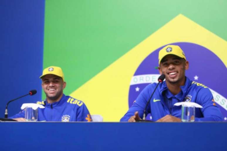 Trio de atacantes em entrevista coletiva