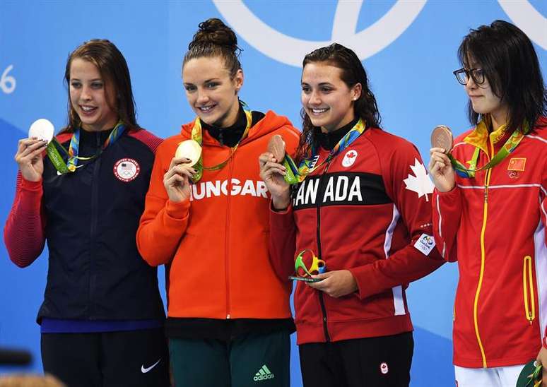 Fu Yuanhui (à direita) conseguiu a medalha de bronze nos 100 m costas, que dividiu com Kylie Masse, do Canadá
