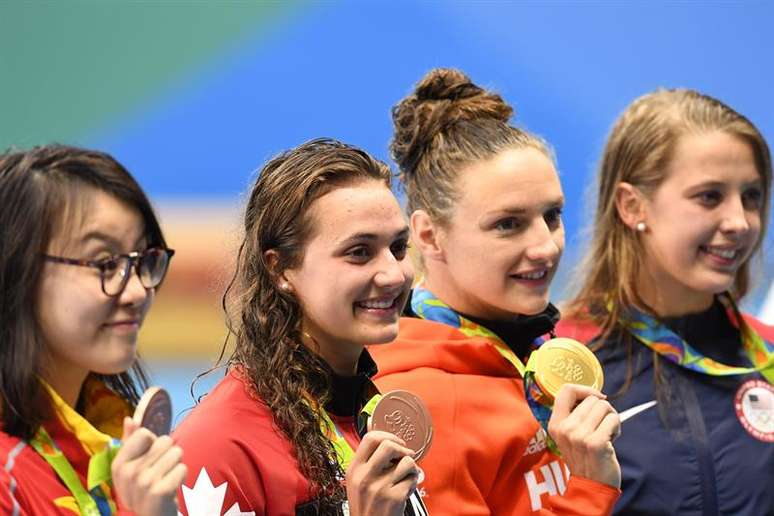 Fu Yuanhui (à esquerda) conseguiu a medalha de bronze nos 100 m costas, que dividiu com Kylie Masse, do Canadá