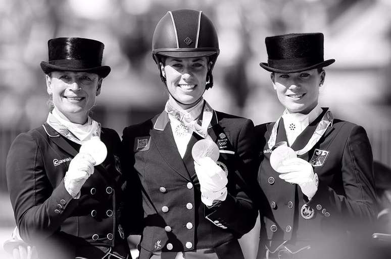 Charlotte DuJardin, da Grã-Bretanha, repetiu o feito em Londres-2012 e somou mais um ouro em sua carreira. Já as medalhas de prata e bronze foram para duas amazonas da Alemanha: Isabel Werth e Kristina Bröning-Sprehe.