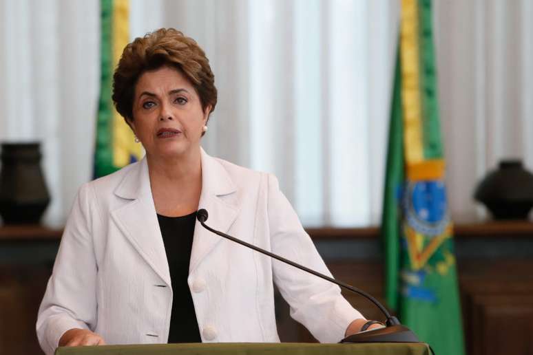 Presidente Dilma Rousseff durante divulgação de mensagem ao Senado e ao Povo Brasileiro no Palácio da Alvorada.