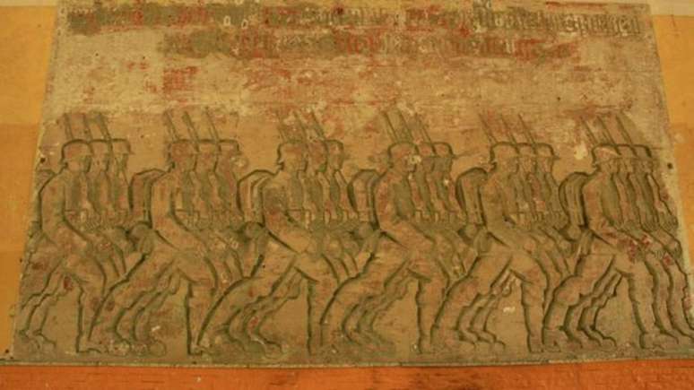 Durante ocupa&ccedil;&atilde;o sovi&eacute;tica, decora&ccedil;&atilde;o nazista foi escondida atr&aacute;s de um muro