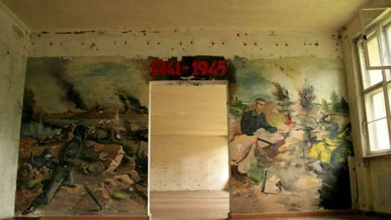 Sovi&eacute;ticos pintaram murais no pr&eacute;dio do antigo teatro 