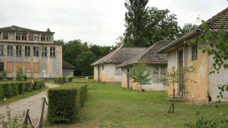 Atletas eram divididos em dormit&oacute;rios (&agrave; dir.), e se reuniam no restaurante (ao fundo) 