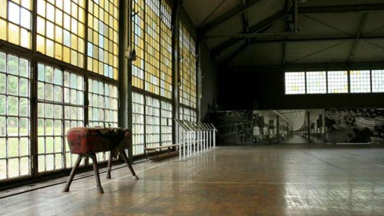 O gin&aacute;sio &eacute; um dos &uacute;nicos pr&eacute;dios a sobreviver ao tempo