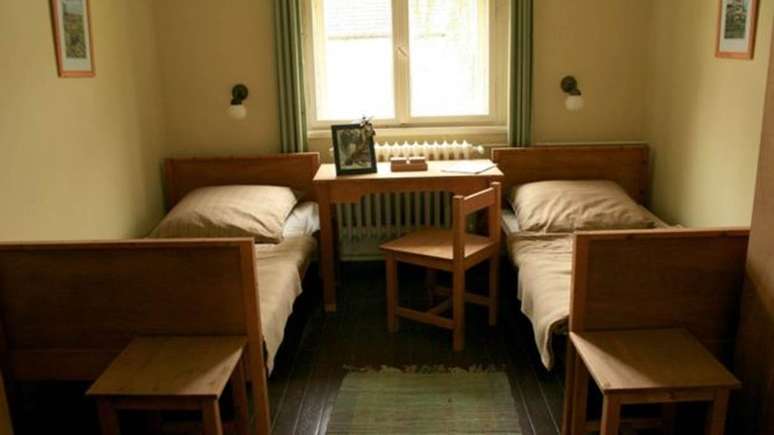 Um dos pr&eacute;dios foi restaurado - nele, &eacute; poss&iacute;vel ver como eram os quartos dos atletas