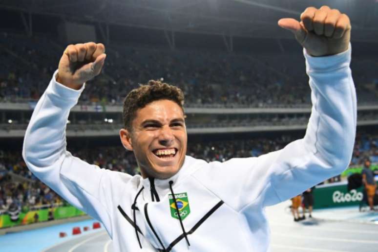 Thiago Braz recebeu o ouro pela vitória no salto com vara nesta terça-feira FRANCK FIFE / AFP