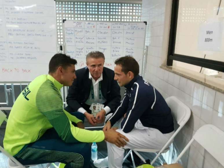 Thiago Braz consola o francês Renaud Lavillenie após as vaias recebidas no pódio. Entre eles, Serguei Bubka, ex-recordista mundial do salto com vara (Foto:Reprodução/Twitter do COI)