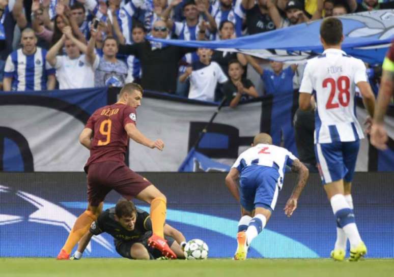 Antes de gol contra, Felipe observa falha de Casillas diante de Dzeko (Foto: MIGUEL RIOPA/AFP)