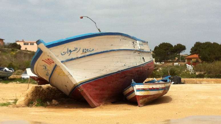 Parte dos imigrantes chega à Itália por Lampedusa, onde muitos botes e barcos são abandonados