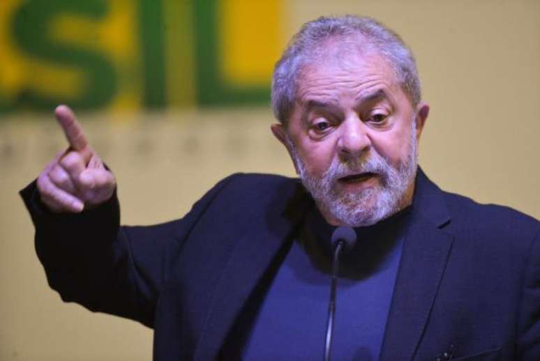 Em quatro idiomas, cartilha defende ex-presidente Lula do que seus advogados consideram uma &quot;caçada judicial&quot; 