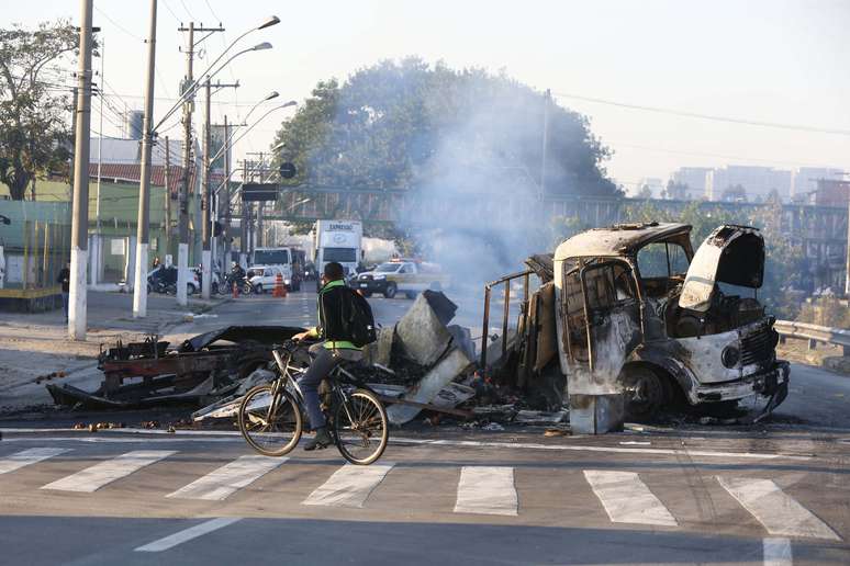 Bandidos incendiaram carros em ruas e avenidas para impedir a perseguição da polícia