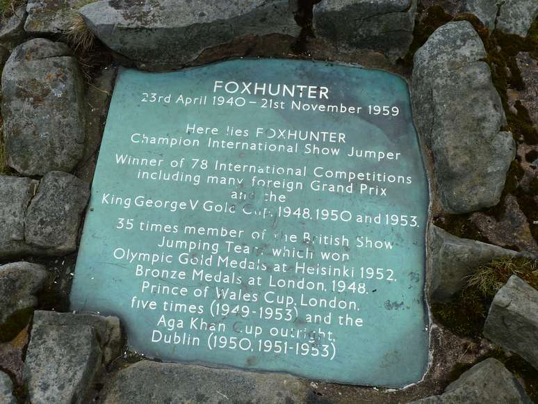 Placa do túmulo onde Foxhunter foi enterrado lista conquistas do cavalo