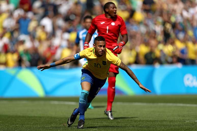 Neymar comemora um dos gols que marcou contra Honduras