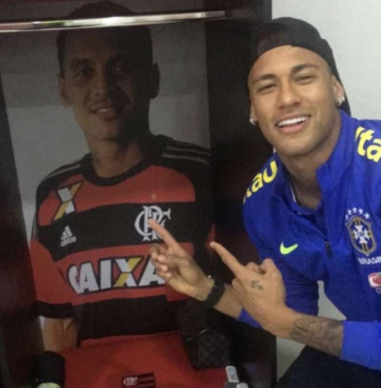 Neymar com foto de Alan Patrick no vestiário do Ninho (Foto: Divulgação)