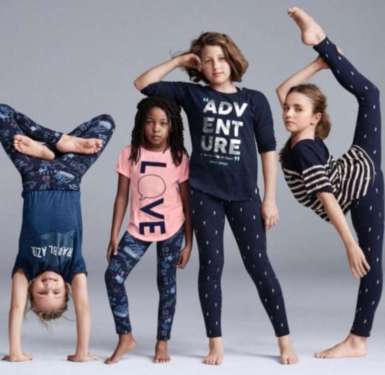 A publicidade da Gap mostrando menina branca e alta apoiando o braço na cabeça de uma menina menor e negra foi descrita por críticos como um exemplo de "racismo passivo".