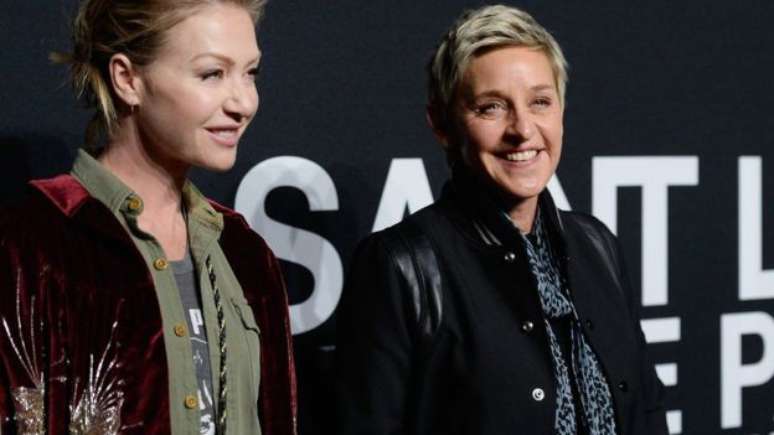 Ellen DeGeneres (dir.) com a esposa, a atriz Portia de Rossi