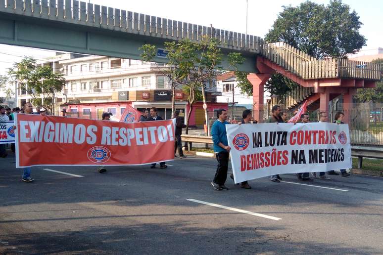 Passeata contra ameaça de demissões de 2000 funcionários na Mercedes-Benz, na Rodovia Anchieta, em São Bernardo do Campo (SP), na manhã desta quinta-feira (18).
