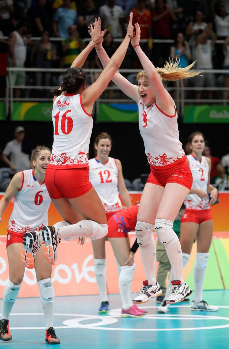 Jogadoras da Sérvia comemoram a vitória, no tie-brake, sobre os EUA e o avanço para a disputa da medalha de ouro no vôlei feminino na Rio 2016