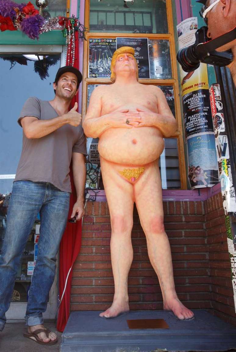 Imagem de escultura de Trump nu em NY