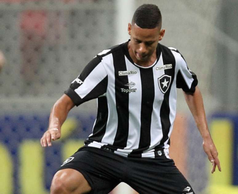 Fernandes tem vocação ofensiva e deve ajudar no apoio ao ataque alvinegro (Foto: Vitor Silva/SSPress/Botafogo)